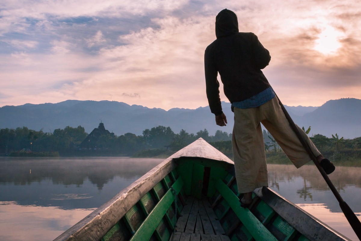 Rudern an der Dämmerung auf dem See Inle. (Foto von Lauren Mowery)