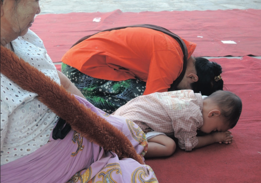 PREGATE FAMIGLIA : Un bambino di copie la sua mamma a Mandalay